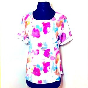 NWT JFN floral blouse size medium.  Cute button detailing down side